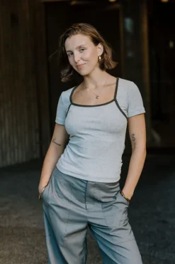 Annie - Juni Ribbed Contrast Tee - Grey/Khaki